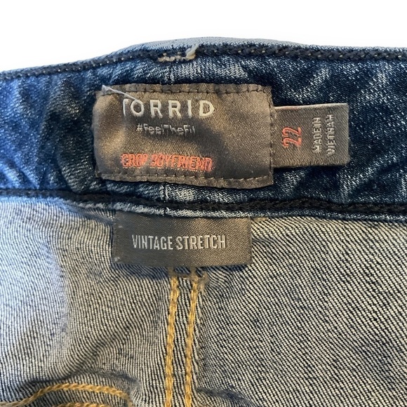 Torrid Crop Boyfriend Womens Jeans Sz 22 Distressed Frayed Hem Stretch Denim - Picture 11 of 12